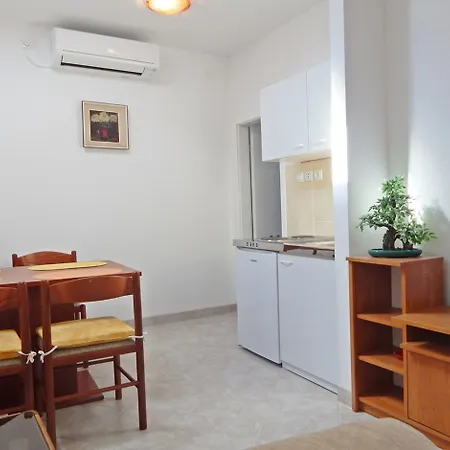 아파트먼트 모니 *